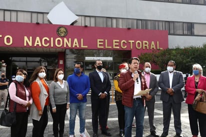 Mario Delgado entregó este lunes una carta en el Instituto Nacional Electoral (INE) para pedir a este órgano que agilice la tercera encuesta que definirá quién encabezará la dirigencia nacional de Morena. (EL UNIVERSAL)