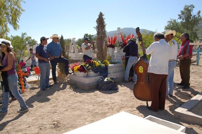 El Ayuntamiento de Lerdo sí permitirá el acceso a los panteones así como la venta de flores aunque con restricciones a fin de evitar aglomeraciones y con ello contagios de COVID-19.  (ARCHIVO)