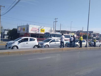 El percance se registró alrededor de las 11:00 horas de ayer lunes en bulevar Revolución, a la altura de Plaza Jumbo. (EL SIGLO DE TORREÓN)