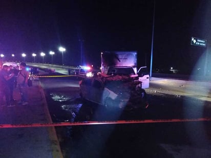 Después de chocar contra un muro, el auto brincó el camellón y se impactó contra un tráiler. (EL SIGLO DE TORREÓN)