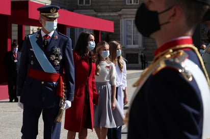 Los reyes Felipe y Letizia, junto a la princesa Leonor y la infanta Sofía, saludan a las tropas durante el Día de la Fiesta Nacional. (EFE) 