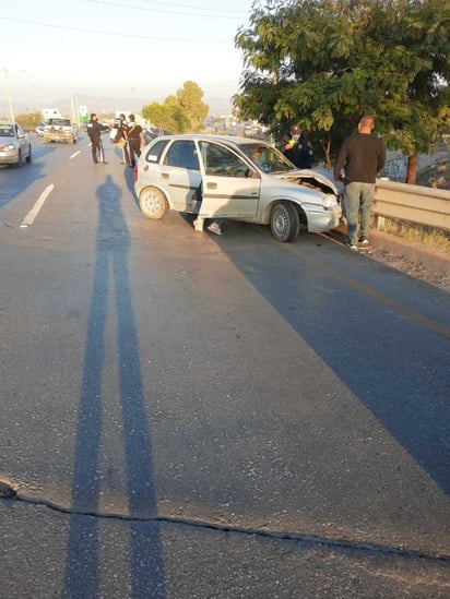 La unidad siniestrada es un Chevrolet Chevy modelo 2001 color gris con placas de circulación del estado de Durango. (EL SIGLO DE TORREÓN)