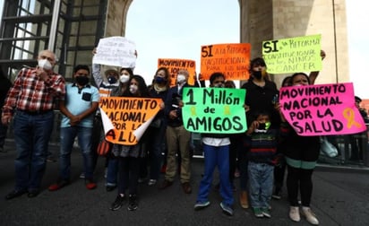 En conferencia de prensa en el Monumento a la Revolución, los papás también anunciaron que crearán una iniciativa para reformar el artículo 4 constitucional en el que se garantice la protección a los menores que sean diagnosticados con cáncer, no solo con los medicamentos, sino apoyos económicos y educativos.
(ARCHIVO)