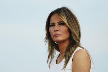  Melania Trump proporcionó una actualización de su estado de salud fue hace más de una semana, cuando señaló que sus síntomas eran leves, y la Casa Blanca no ha dicho cuándo será su próxima aparición pública. (ARCHIVO)