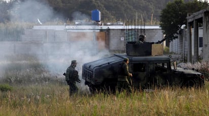 La Secretaría de Seguridad Ciudadana (SSC) de Guanajuato aseguró 7 mil litros de combustible, presuntamente extraído de los ductos de Pemex, que se encontraba sobre una banqueta de la Segunda Fracción de Crespo, de la ciudad de Celaya. (ARCHIVO)