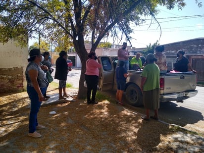 Las mujeres fueron a las oficinas del Simas a 'rogar' que les lleven agua, pues ayer cumplían 13 días sin una gota. (EL SIGLO DE TORREÓN) 