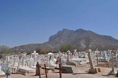 Ahora que el estado de Durango regresó a semáforo naranja en esta pandemia por COVID-19 y a fin de evitar contagios, el municipio de Mapimí decidió cerrar los panteones el Día de Muertos. (ARCHIVO)