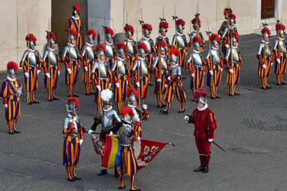 Otros siete guardias suizos han dado positivo por coronavirus, con lo que ya son once los miembros de este Ejército del Vaticano que se han contagiado. (ARCHIVO) 
