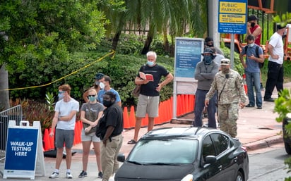 La cuenta de la COVID-19 se acrecentó este jueves con 3,356 nuevos casos y 141 muertes más en Florida, un estado que es el segundo donde más decesos ha habido por esa enfermedad en lo que va del segundo semestre del año. (ARCHIVO)