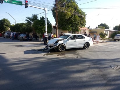 El aparatoso accidente vial dejó como saldo dos mujeres lesionadas y daños por 50 mil pesos. (EL SIGLO DE TORREÓN)