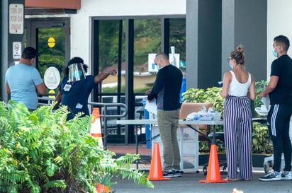 Florida superó este viernes las 16,000 muertes por COVID-19 desde el inicio de la pandemia, la mayor parte (más de 12,000) registrada desde el 1 de julio hasta ahora, según cifras oficiales. (ARCHIVO)