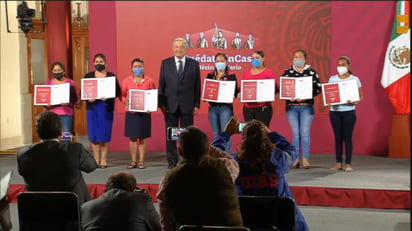 En conferencia de prensa, el titular del Ejecutivo federal señaló que una empresa decidió adquirir una cantidad de boletos y los entregó al gobierno para que se distribuyeran los 'cachitos' en escuelas del país, sobre todo, resaltó, en escuelas públicas de pueblos pobres.
