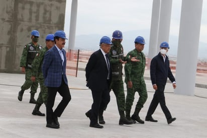  Luego de supervisar las obras del Aeropuerto Internacional 'Felipe Ángeles', el presidente Andrés Manuel López Obrador arribó al Aeropuerto Internacional de la Ciudad de México para viajar en un vuelo comercial a Ixtepec, Oaxaca para iniciar su gira de fin de semana por esa entidad, así como por Chiapas, y Tabasco. (EL UNIVERSAL)