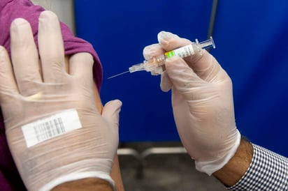 El Instituto Mexicano del Seguro Social (IMSS) informó que el robo de 10 mil 100 dosis de la vacuna Vaxigrip, para prevenir influenza, ocurrió el pasado 12 de octubre a la altura de la avenida Bordo de Xochiaca y Circuito Exterior Mexiquense, cuando un camión de servicio subrogado transportaba el cargamento del Órgano de Operación Administrativa Desconcentrada del Estado de México Oriente. (ARCHIVO)