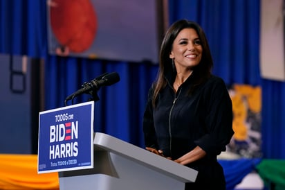 Apoyo. La actriz Eva Longoria habla durante un evento con el candidato presidencial demócrata y exvicepresidente, Joe Biden.