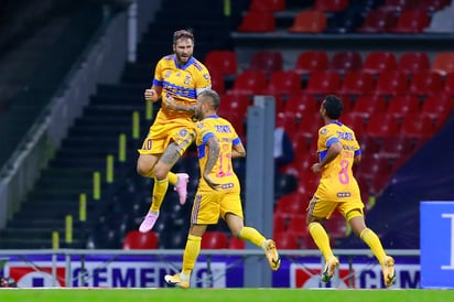 André-Pierre Gignac (i) celebra luego de anotar el segundo gol, en la victoria de Tigres 2-0 sobre Cruz Azul.