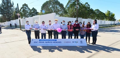 En gira de trabajo por el municipio de Peñón Blanco, el gobernador de Durango, José Rosas Aispuro, entregó 72 luminarias LED y la barda perimetral de 177 metros lineales en la Primaria Niños Héroes. (ESPECIAL) 