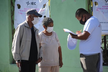 Sin grandes contingentes, pero de manera constante los ciudadanos se pudieron a la casilla electoral que les corresponde de acuerdo a su credencial para emitir su voto.