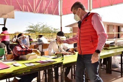 El gobernador de Coahuila, Miguel Ángel Riquelme, votó en el municipio de Torreón.