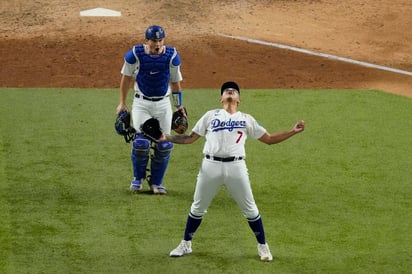 Julio Urías lanzó tres innings sin hit ni carrera entrando como relevista y se llevó la victoria. (AP)