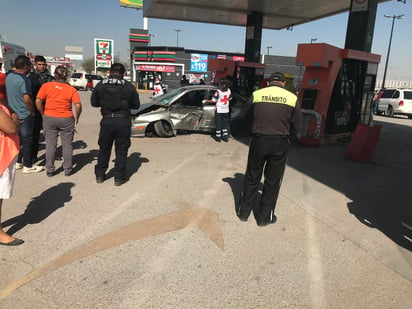 Al bajar el puente Tlahualilo, el conductor del vehículo perdió el control del volante, se salió del camino y chocó contra una bomba de gasolina.