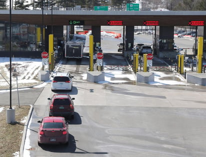 Las autoridades canadienses informaron este lunes que la frontera terrestre con Estados Unidos permanecerá cerrada al menos hasta el próximo 21 de noviembre para disminuir el ritmo de propagación de la pandemia de la COVID-19. (ARCHIVO) 