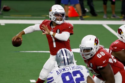 Kyler Murray lanzó dos pases de anotación y corrió para 74 yardas con un touchdown, en la victoria de Cardenales 38-10 sobre Vaqueros. (AP)