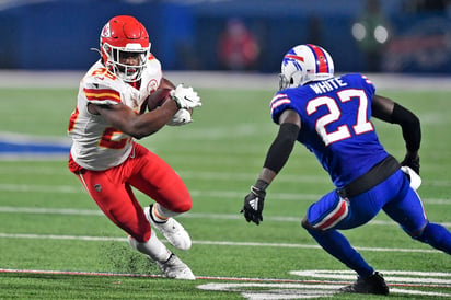 Clyde Edwards-Helaire corrió para 161 yardas, en la victoria de los Jefes 26-17 sobre los Bills de Buffalo, en duelo aplazado de la semana 6. (AP)