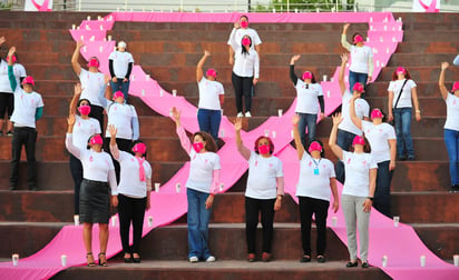 Se formó con velas un moño rosa reiterando la solidaridad de Durango con las y los guerreros que luchan contra esta enfermedad. (CORTESÍA) 