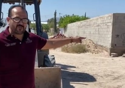 El síndico municipal, Omar Castañeda, luego de un diálogo, obtuvo la colaboración de algunos constructores que con voluntad de ayudar y en base al gran rezago que existe en los ejidos se encuentran realizado emparejamientos en los caminos rurales, tal es el caso del ejido Britingham. (DIANA GONZÁLEZ)