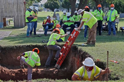 Por lo menos 10 cadáveres fueron encontrados en una fosa común sin marcar en un cementerio de Tulsa, donde investigadores están buscando los restos de víctimas de la masacre racial de 1921, dijo el miércoles una funcionaria estatal. (AP, ARCHIVO)