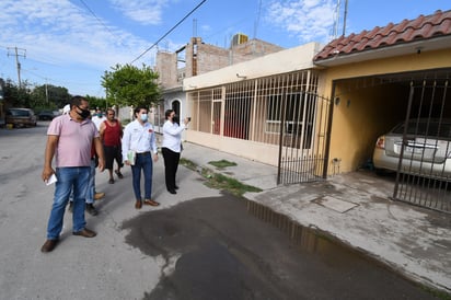 Personal de la CDHEC acudió ayer por la mañana al sector para conocer la problemática. (FERNANDO COMPEÁN)