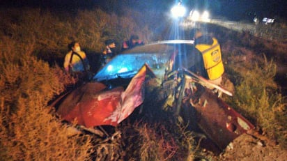 Un hombre muerto y dos más lesionados fue el lamentable saldo de un fuerte choque automovilístico registrado la madrugada de hoy jueves sobre la carretera Gómez Palacio-Tlahualilo. (EL SIGLO DE TORREÓN)