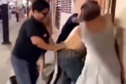 Además de surgir memes en torno al video, usuarios se han mostrado indignados ante el tipo de violencia de la que el hombre fue víctima (CAPTURA) 