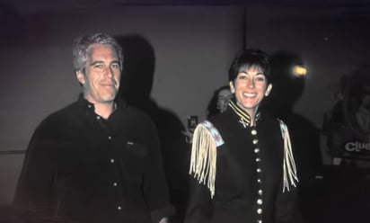 Ghislaine Maxwell  negó rotundamente haber ayudado a Jeffrey Epstein a reclutar, preparar, maltratar sexualmente a decenas de mujeres jóvenes y adolescentes.  (ESPECIAL)
