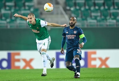 El brasileño David Luiz y el gabonés Pierre Emerick Aubameyang plasmaron en la segunda parte la reacción del Arsenal, que se estrenó en la Liga Europa con un triunfo en Viena contra el Rapid (1-2). (ARCHIVO)