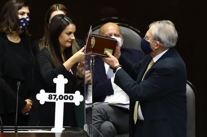 Durante la comparecencia del secretario de salud, Jorge Alcocer, diputados del PAN que es parte de la oposición en México protestaron con mantas y 87 cruces que representan los más de 87,000 muertos en el país. (EL UNIVERSAL)
