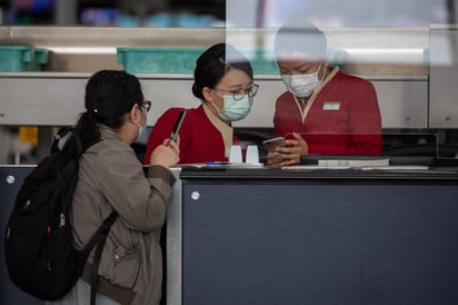 La Comisión Nacional de Sanidad de China informó hoy de que el país asiático detectó 18 nuevos casos del nuevo coronavirus en viajeros procedentes del extranjero este jueves, cuatro más que el día anterior. (ARCHIVO)