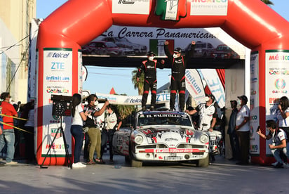 Ricardo Cordero y Marco Hernández entraron a la Plaza Mayor a bordo de 'El Malditillo', levantando los brazos y festejando su tercera corona consecutiva. (Fotografías de Jesús Galindo)