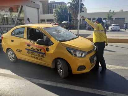 El taxista le indicó a la oficial que se orillaría para responder por su auto, sin embargo, tras avanzar unos metros aceleró su marcha. (EL SIGLO DE TORREÓN)