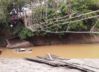 El puente atraviesa el río Mulatos. (INTERNET)