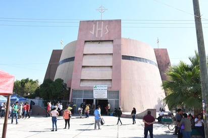 El párroco Luis Valdez, sacerdote jesuita, está haciendo la invitación a los feligreses que tengan vehículo para que participen en la Caravana en honor del Santo Patrono. 
(ARCHIVO)