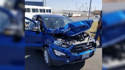 Un vehículo de carga provocó un accidente vial al presuntamente cortarle la circulación de un automóvil particular sobre el bulevar Ejército Mexicano de Gómez Palacio, a la altura del Centro Trailero. (EL SIGLO DE TORREÓN)