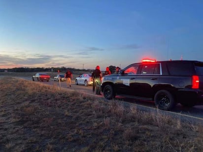 Las autoridades encontraron a dos niñas que habían sido secuestradas de un hogar de Kansas en el que dos menores fueron hallados sin vida el sábado, y un sospechoso fue arrestado. (ESPECIAL)