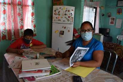 La docente Érika Velázquez se organizó con los padres de familia para conformar grupos de dos o tres estudiantes y programar visitas para darles clases. (EL SIGLO DE TORREÓN)