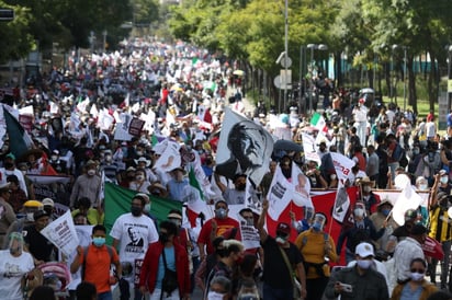 Los simpatizantes de AMLO arrancaron la movilización a las 14:15, en espera de más seguidores. (ESPECIAL) 