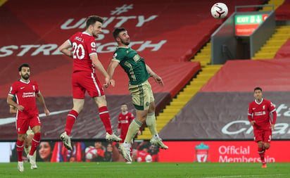 Diogo Jota (20) remata de cabeza para marcar el segundo gol del Liverpool, en la victoria 2-1 sobre Sheffield United.