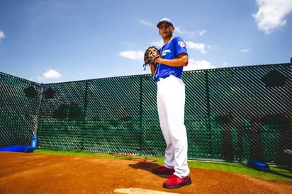 El pitcher derecho cuenta con un brazo de oro puro y ya lanza 'lumbre' a sus 14 años de edad.