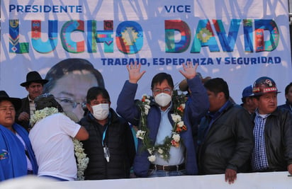 Arce (c) resultó ganador de las elecciones del pasado 18 de octubre con el 55 % de los votos. (EFE) 