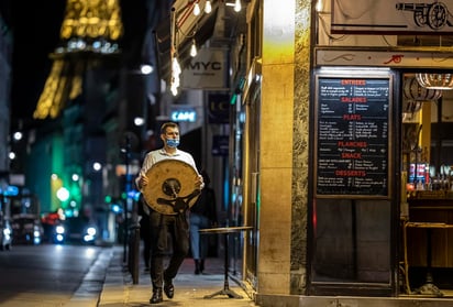 Francia registró este domingo el cuarto récord diario consecutivo de contagios de coronavirus, con 52,010, lo que evidencia el crecimiento exponencial de la epidemia y pone más presión sobre las autoridades para endurecer las restricciones un día después de la extensión del toque de queda nocturno. (ARCHIVO) 